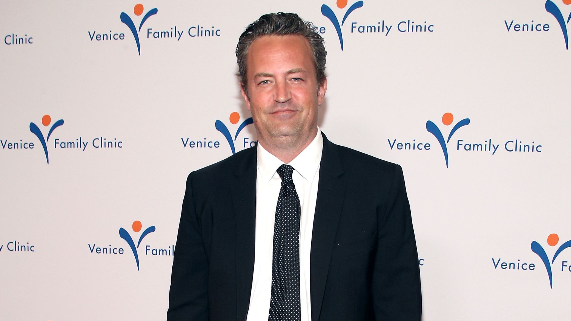 Elenco de Friends se despede pela última vez de Matthew Perry em funeral