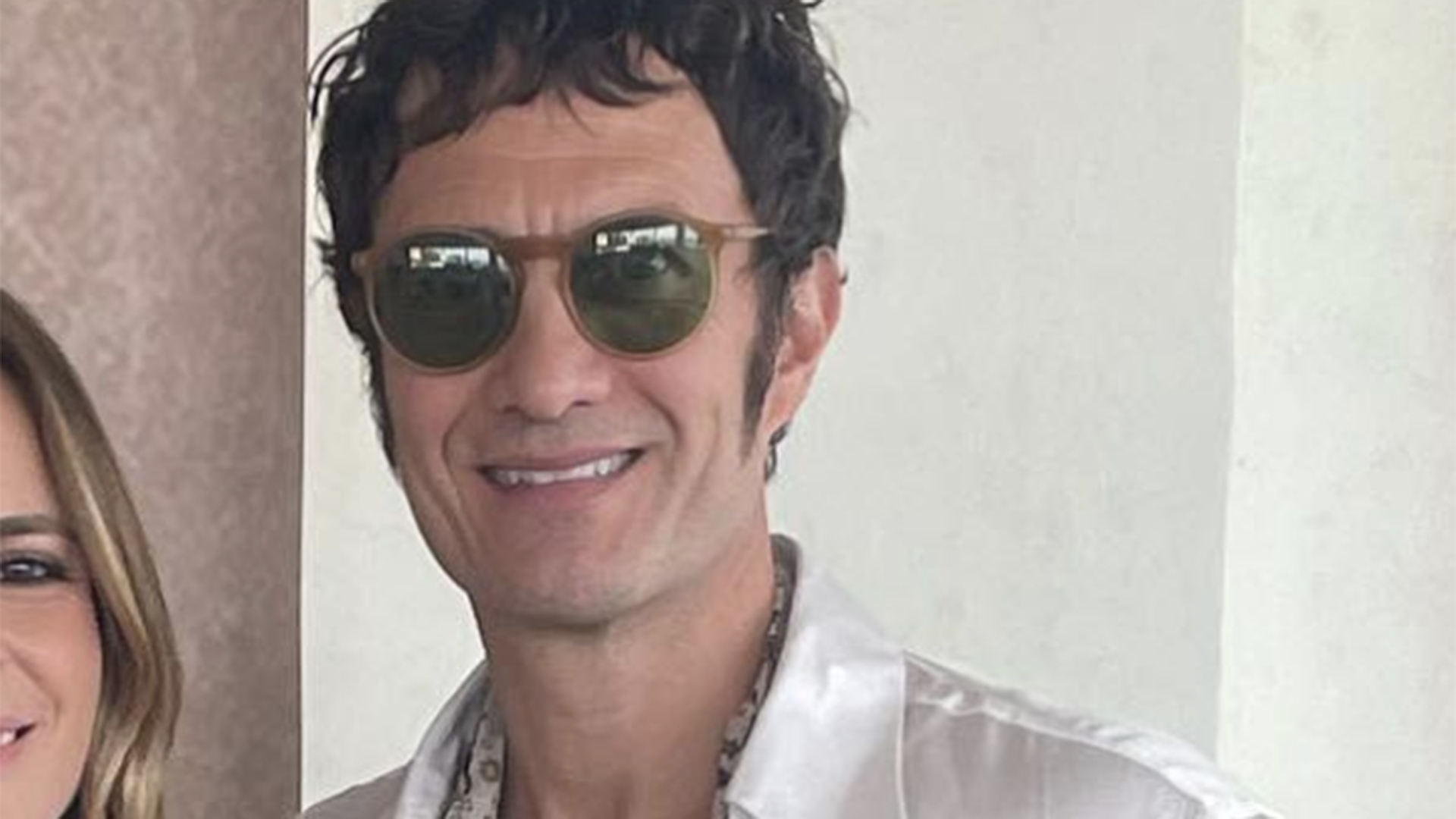 Gabriel Braga Nunes exibe foto inédita com a esposa e as filhas