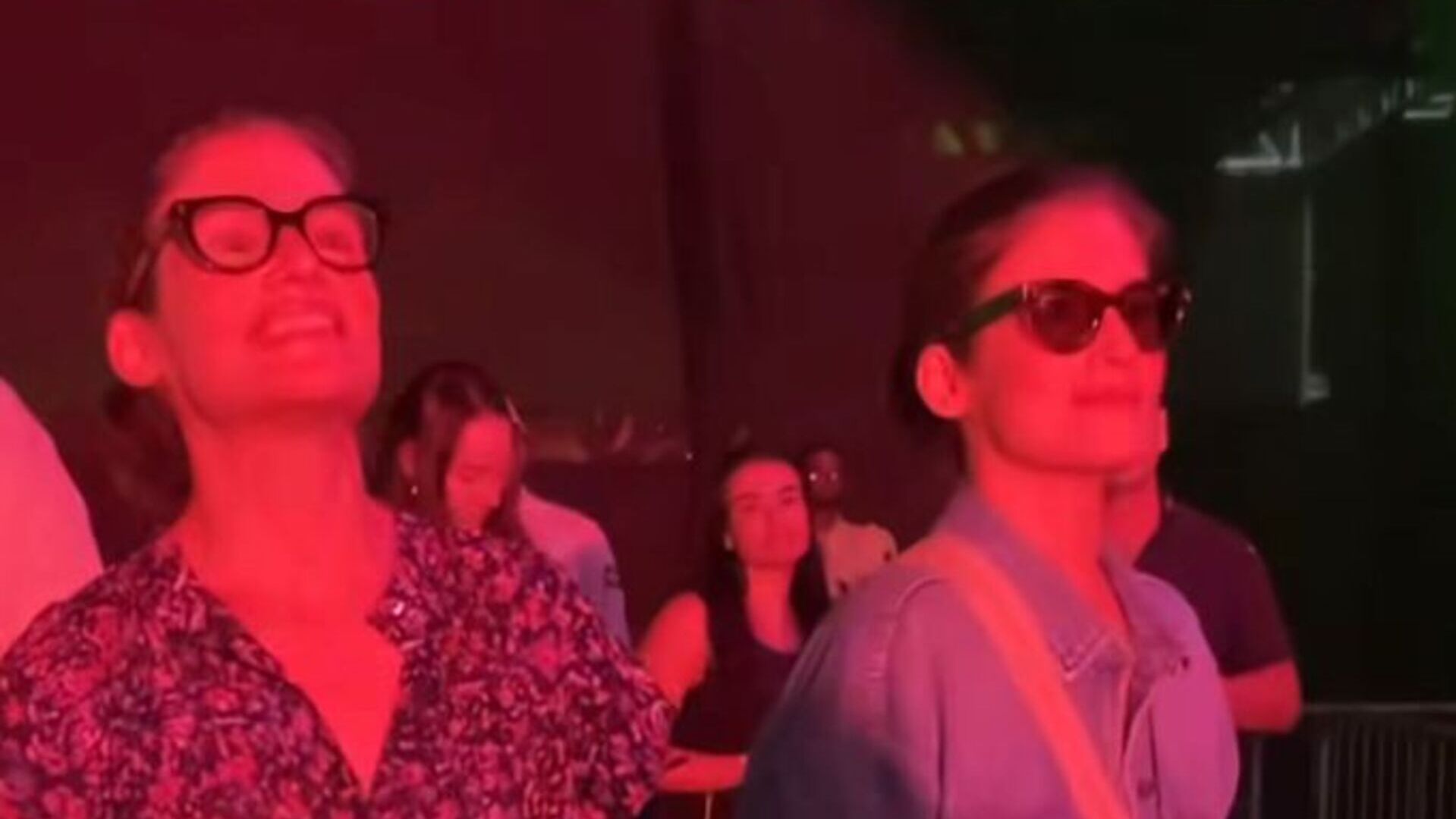 Renata Vasconcellos e sua irmã gêmea surpreendem e esbanjam simpatia em festival de música