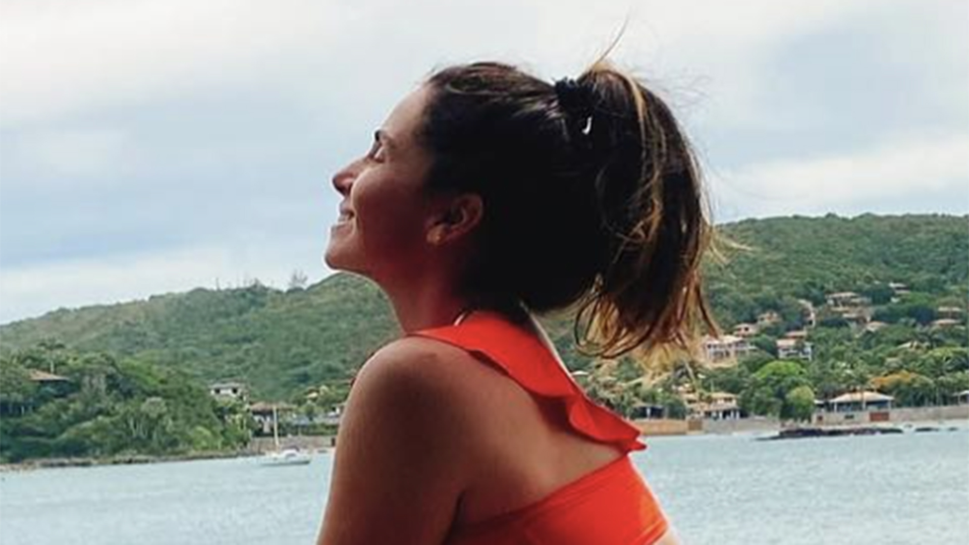 Magérrima, Giovanna Antonelli renova o bronzeado ao ar livre