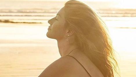 Gisele Bündchen compartilha foto de maiô e faz reflexão: ‘Correria do dia a dia’