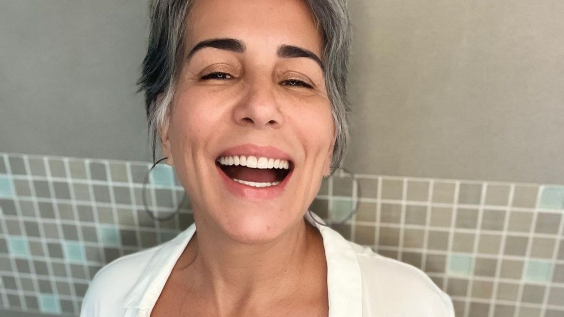 De roupa de banho sem alça, Gloria Pires exibe corpo real em fotos