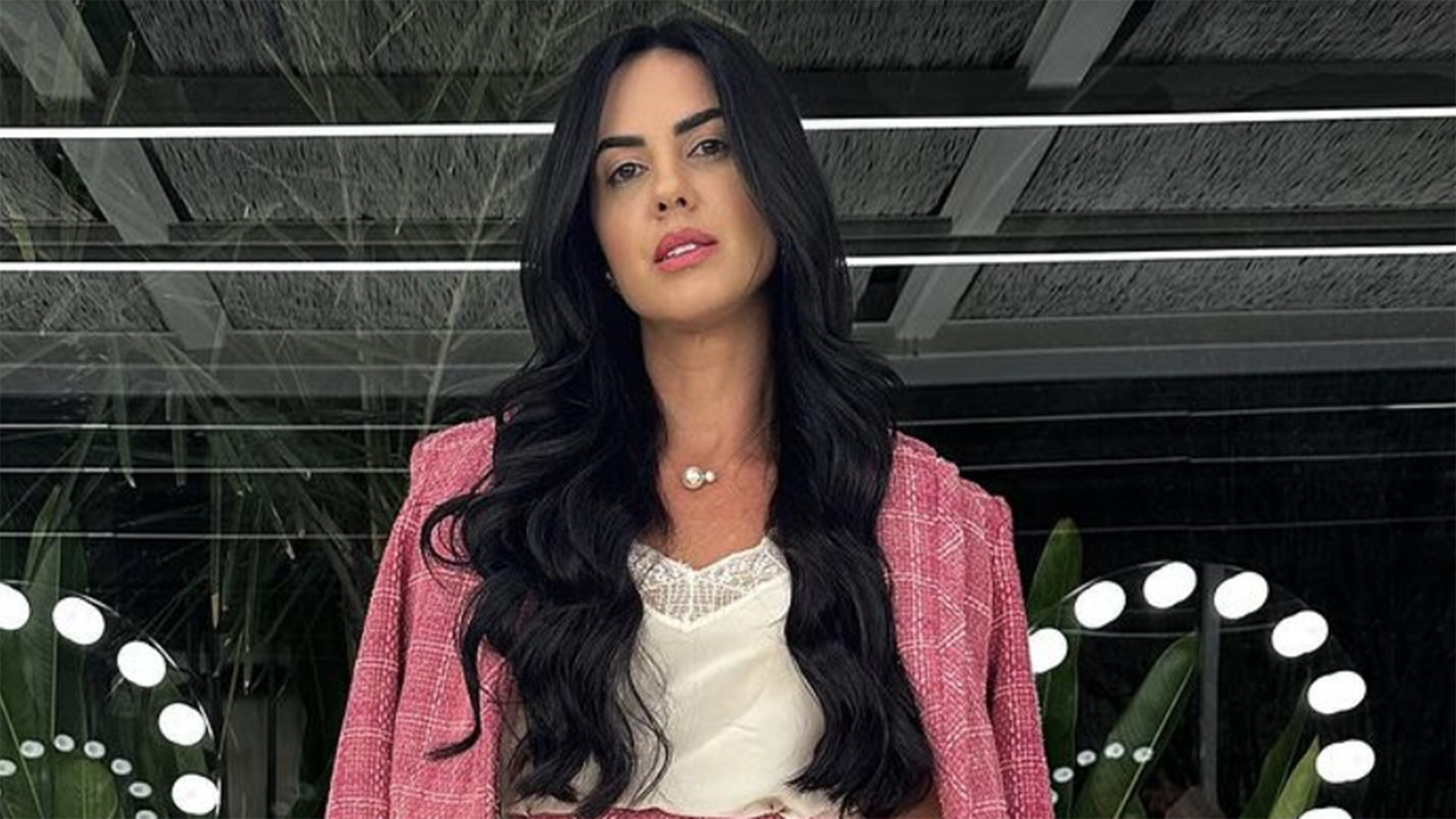 Graciele Lacerda responde comentário sobre detalhe em sua perna: ‘História’