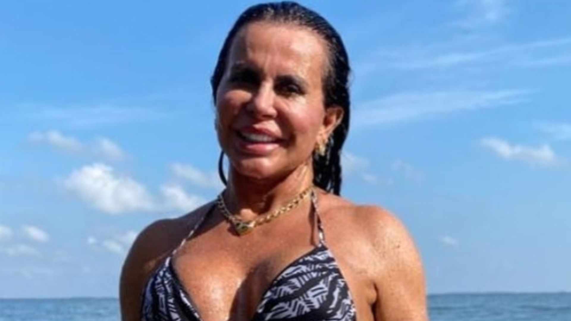 No mar, Gretchen rouba a cena ao revelar curvas após procedimentos