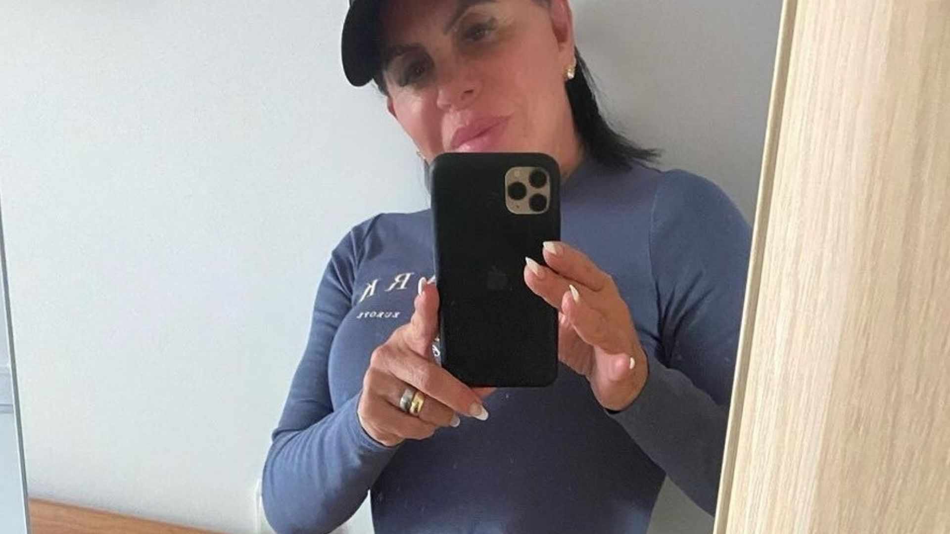 De cropped e minissaia, Gretchen dá close em sua barriga: ‘Sou assim’
