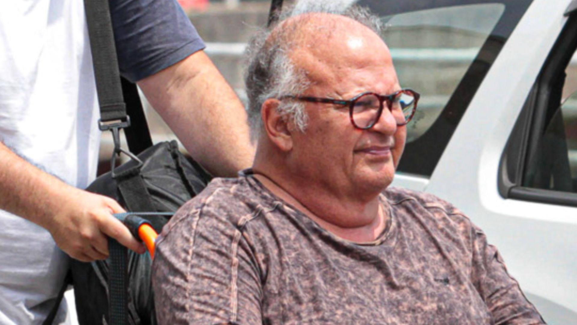 Recluso aos 70 anos, Guilherme Arantes desembarca em cadeira de rodas