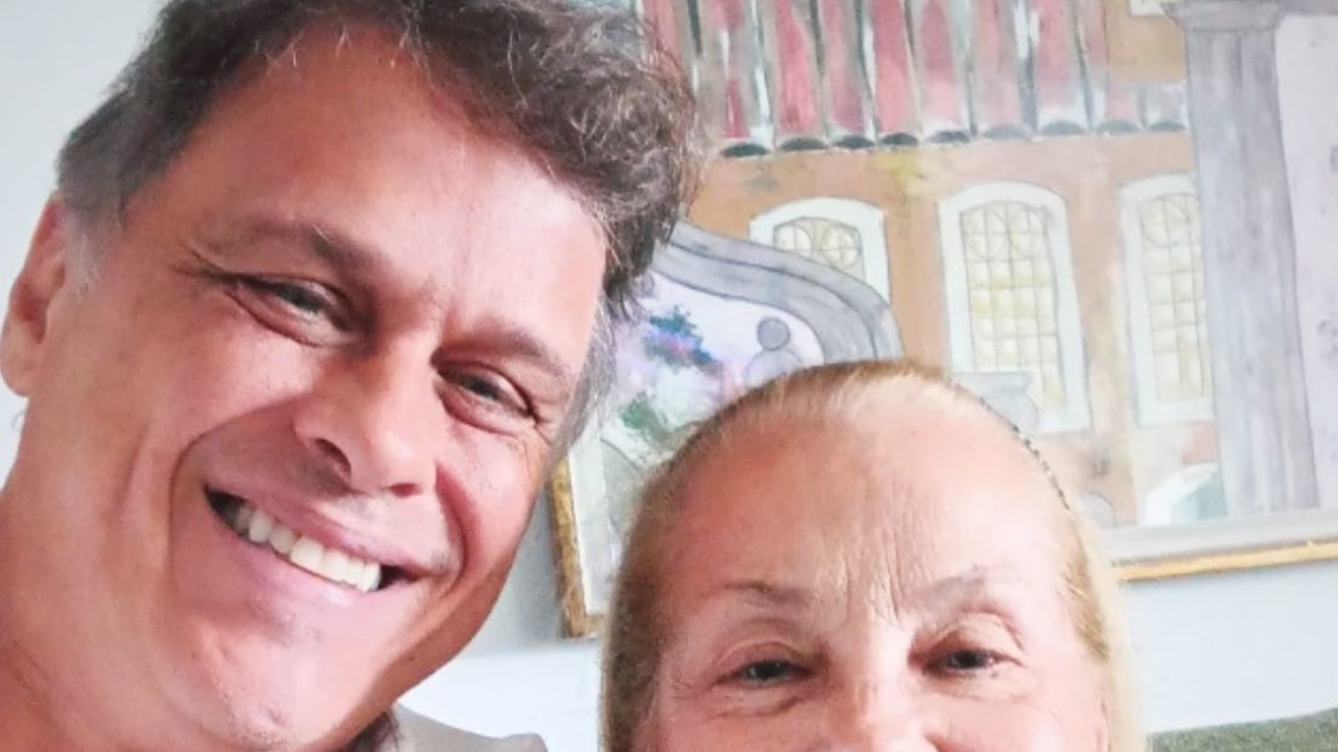 Guilherme Fontes divide clique raro com a mãe: “Agarrado nela”