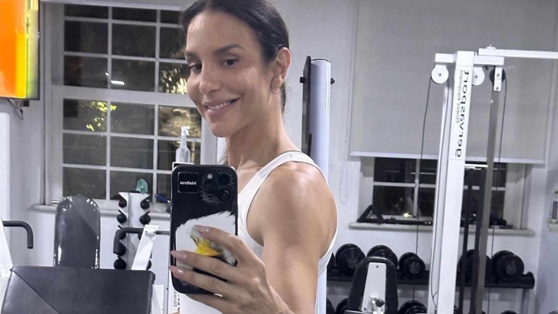 Saradíssima, Ivete Sangalo exibe braços definidos e pernões torneados na academia