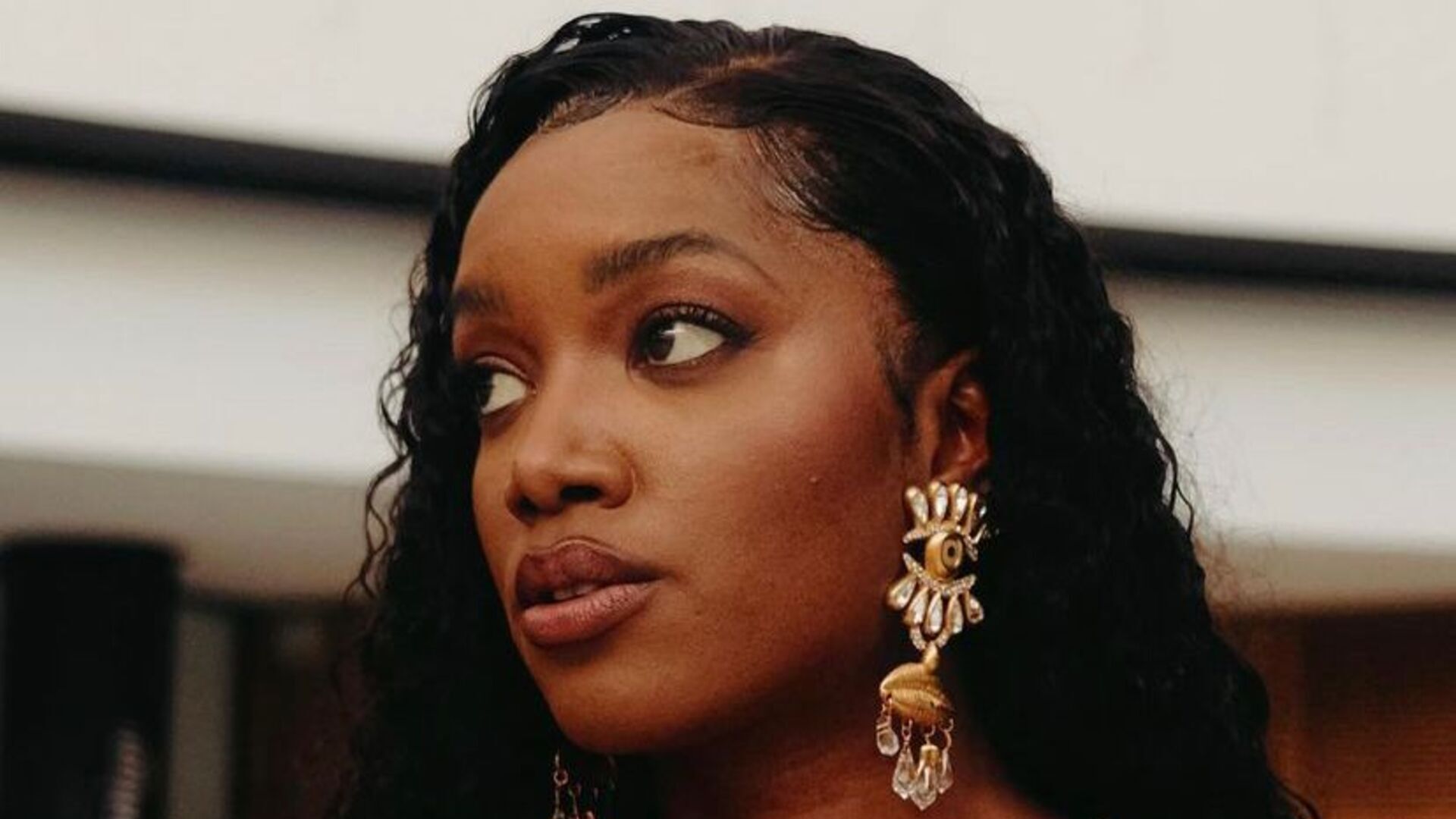 Iza dá show de beleza ao mostrar look para o afterparty do Grammy Latino