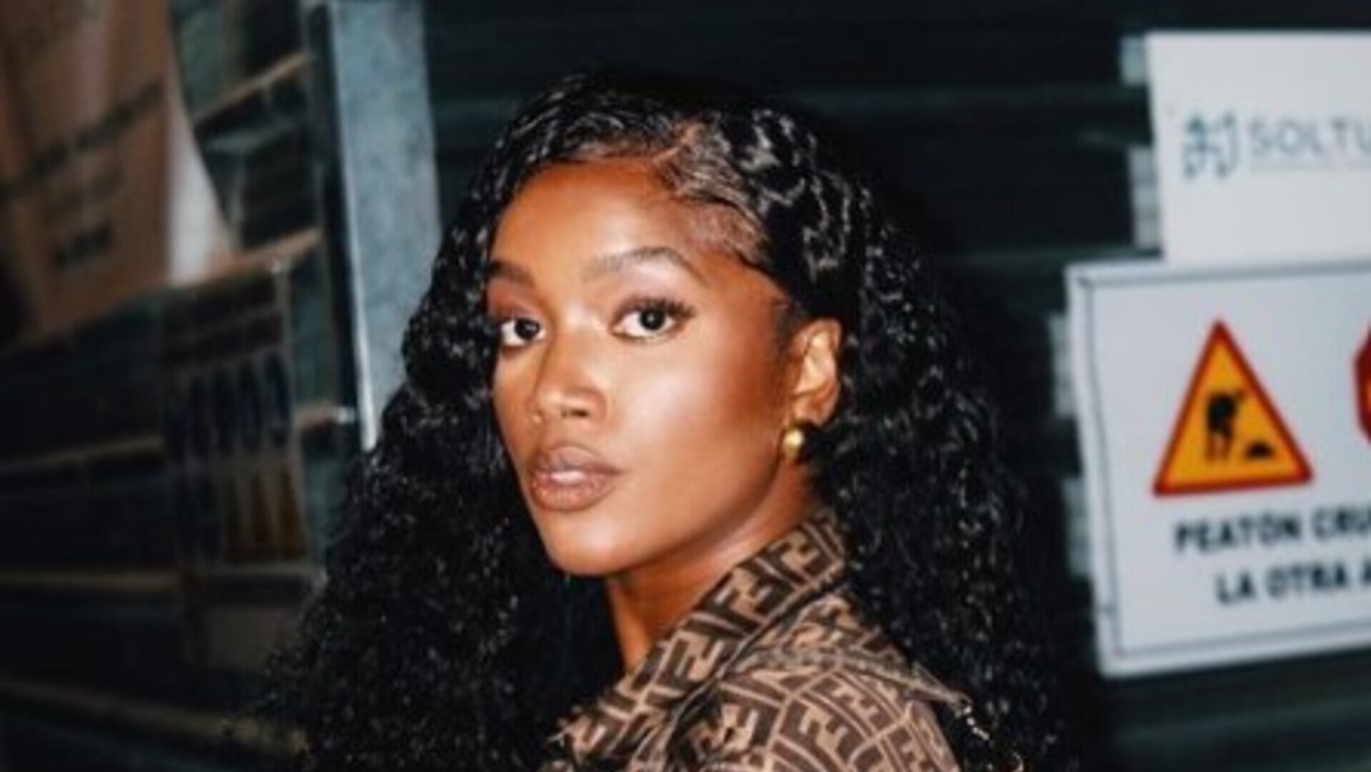 Indicada ao Grammy Latino, Iza esbanja estilo e beleza na Espanha