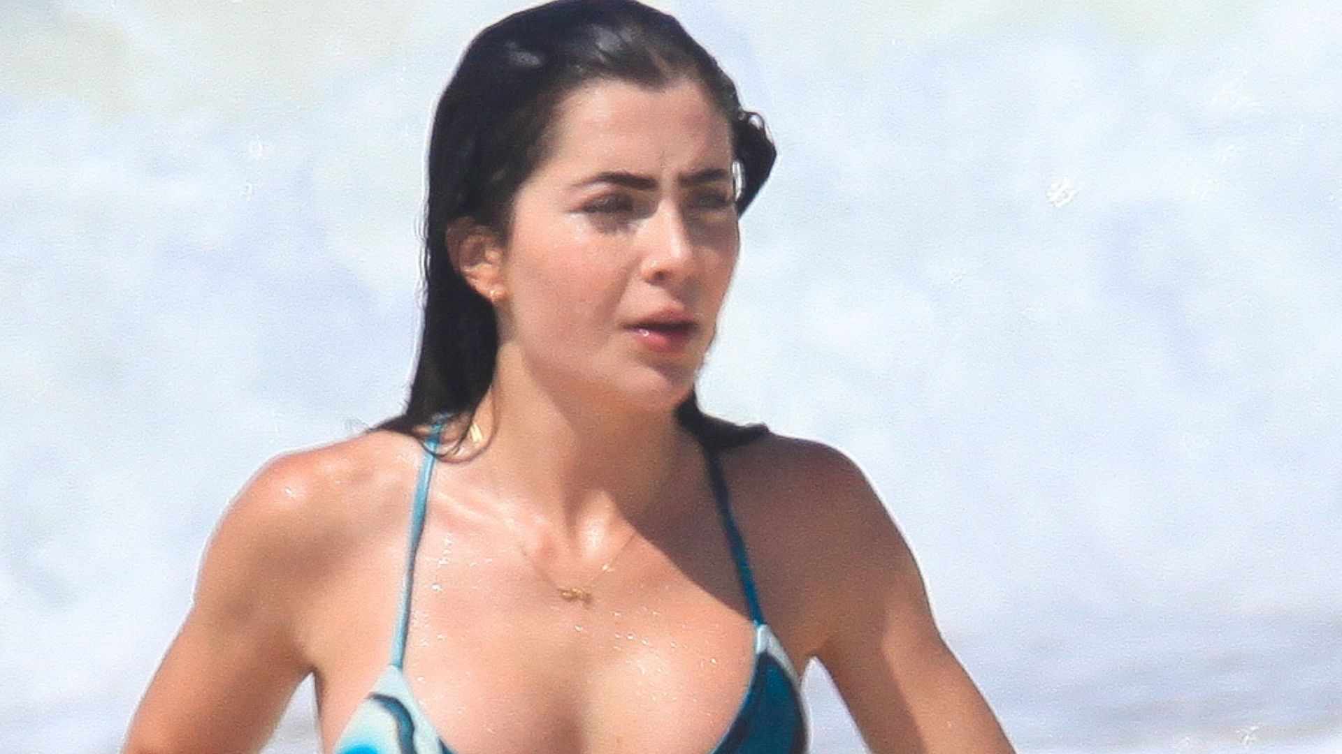 Jade Picon choca ao surgir mais sarada do que nunca na praia