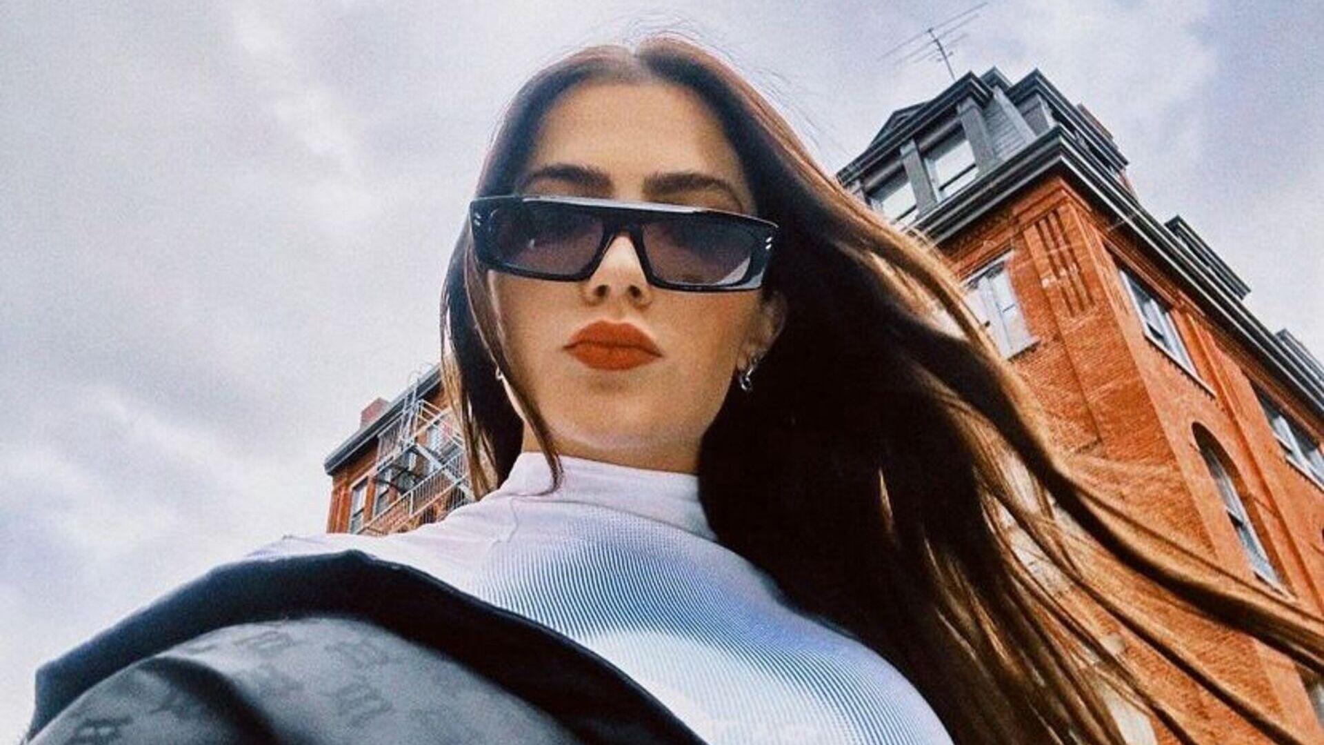 Jade Picon dá show de beleza e estilo ao posar para fotos em Nova York