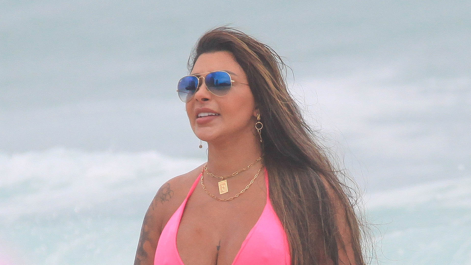 Jenny Miranda renova o bronzeado com look neon na praia