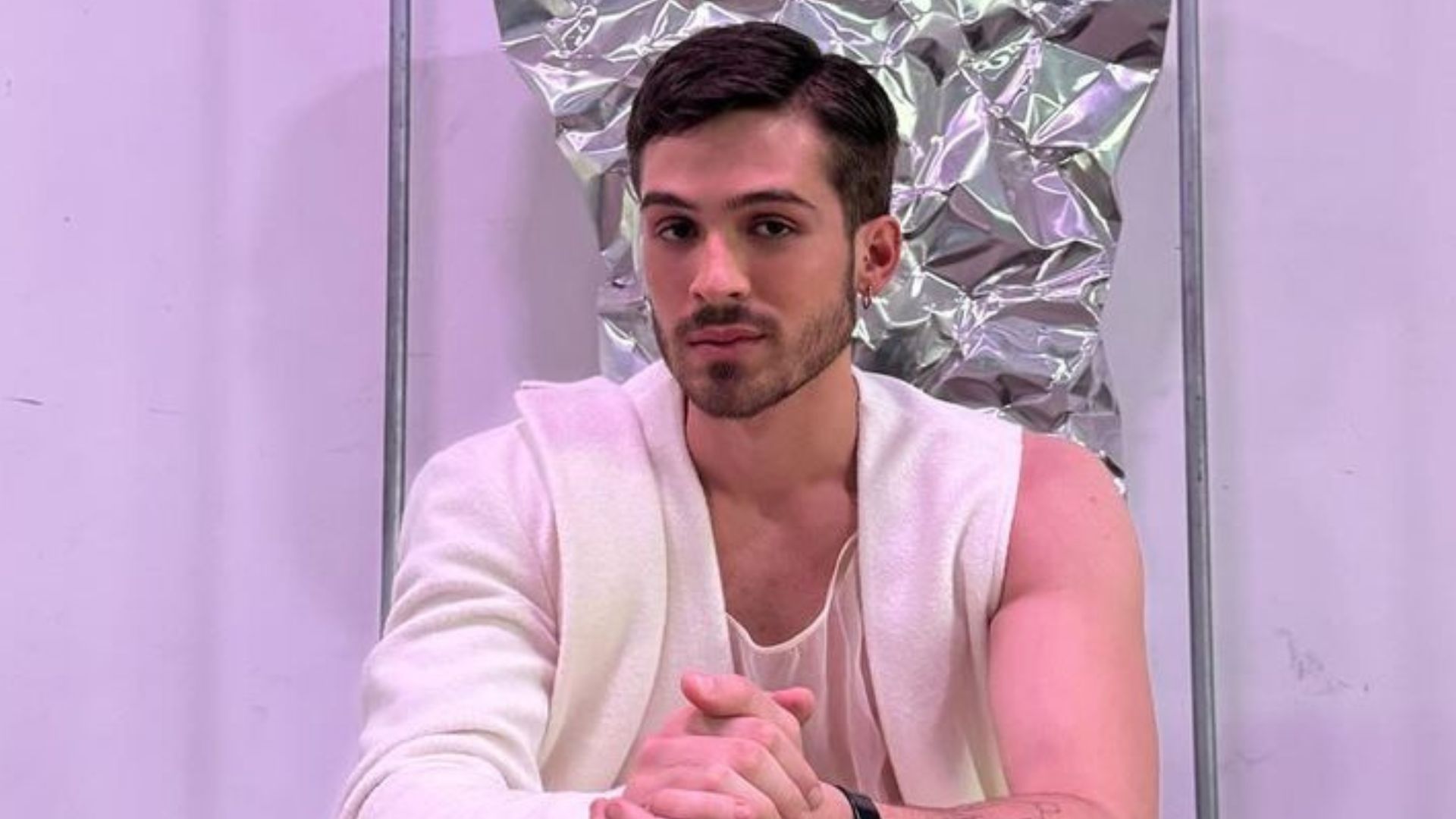 João Guilherme arranca suspiros de seus seguidores com look todo branco