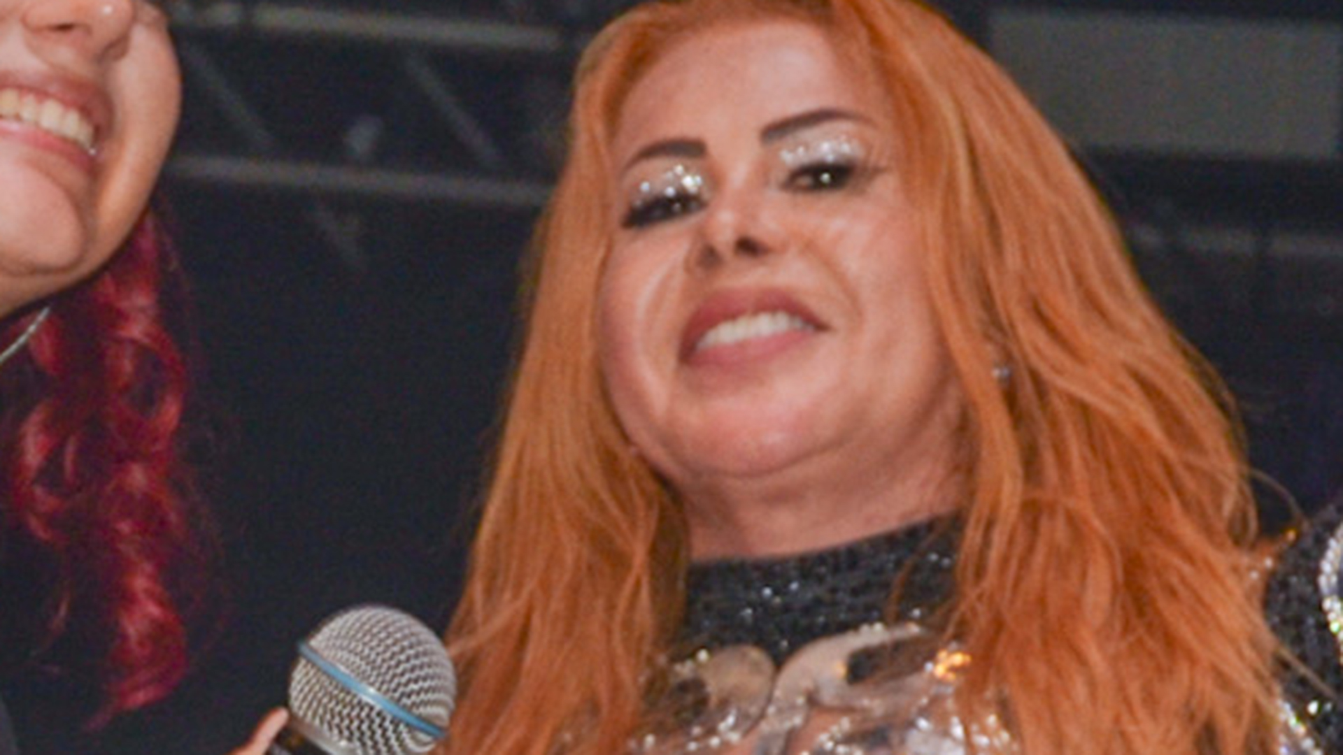 Joelma faz rara aparição com a filha caçula no palco