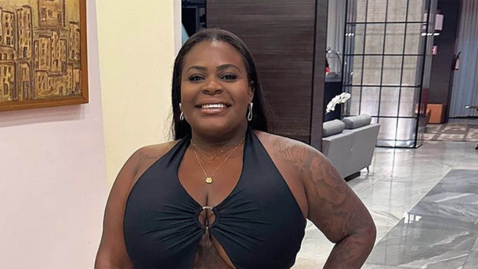 Jojo Todynho aposta em vestido com recorte estratégico