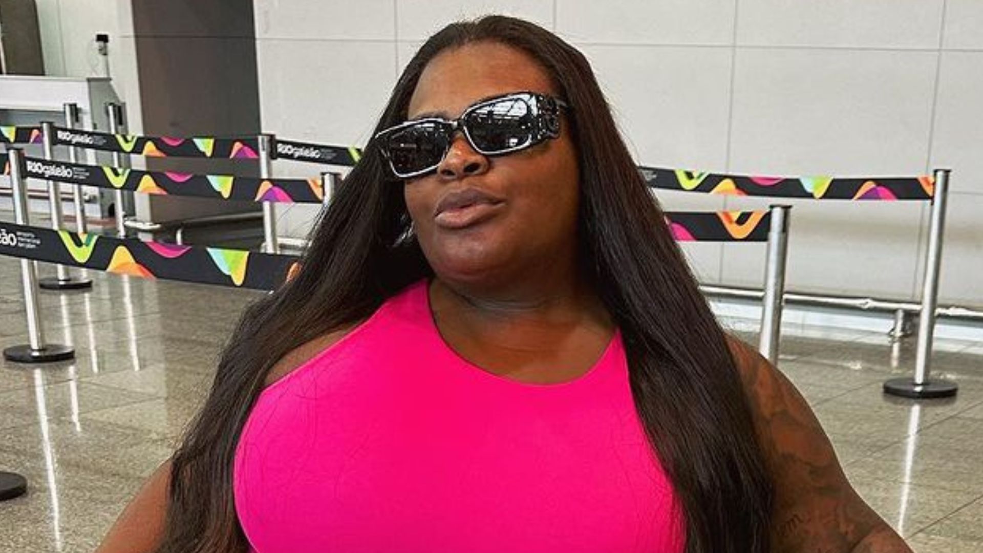 Pronta para viajar, Jojo Todynho arrasa no aerolook com bolsa de luxo