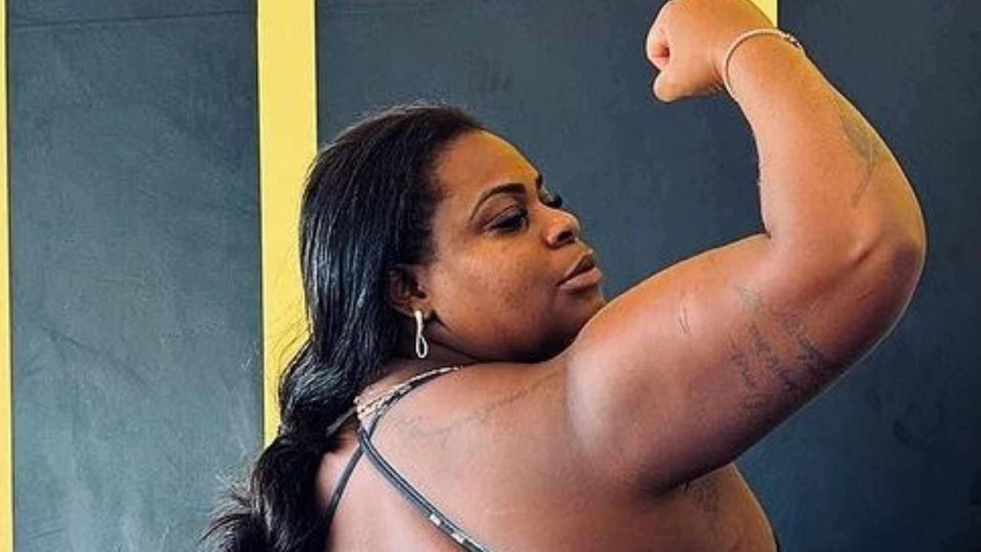De macaquinho, Jojo Todynho coloca corpão para jogo e choca com resultados