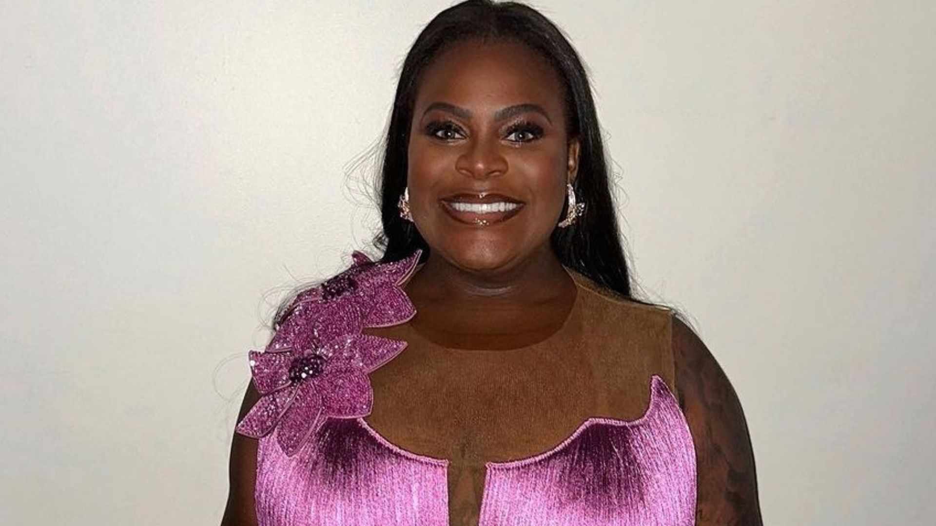 De look de festa, Jojo Todynho dá show de beleza e choca: ‘O rosto’