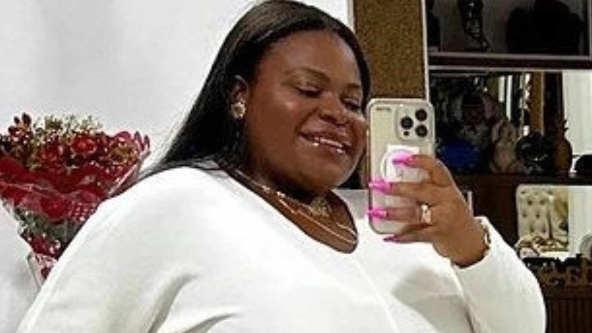 De vestido branco colado, Jojo Todynho revela corpo atual