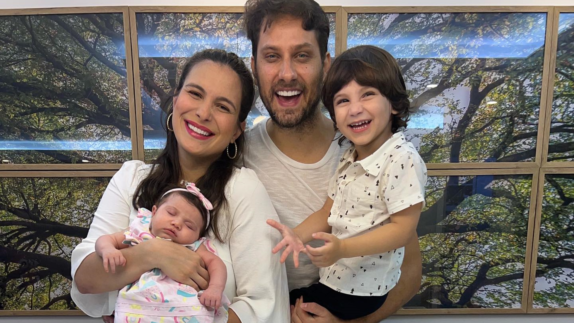 Kamilla Salgado e Elieser Ambrósio celebram primeiro mês da filha com festa intimista