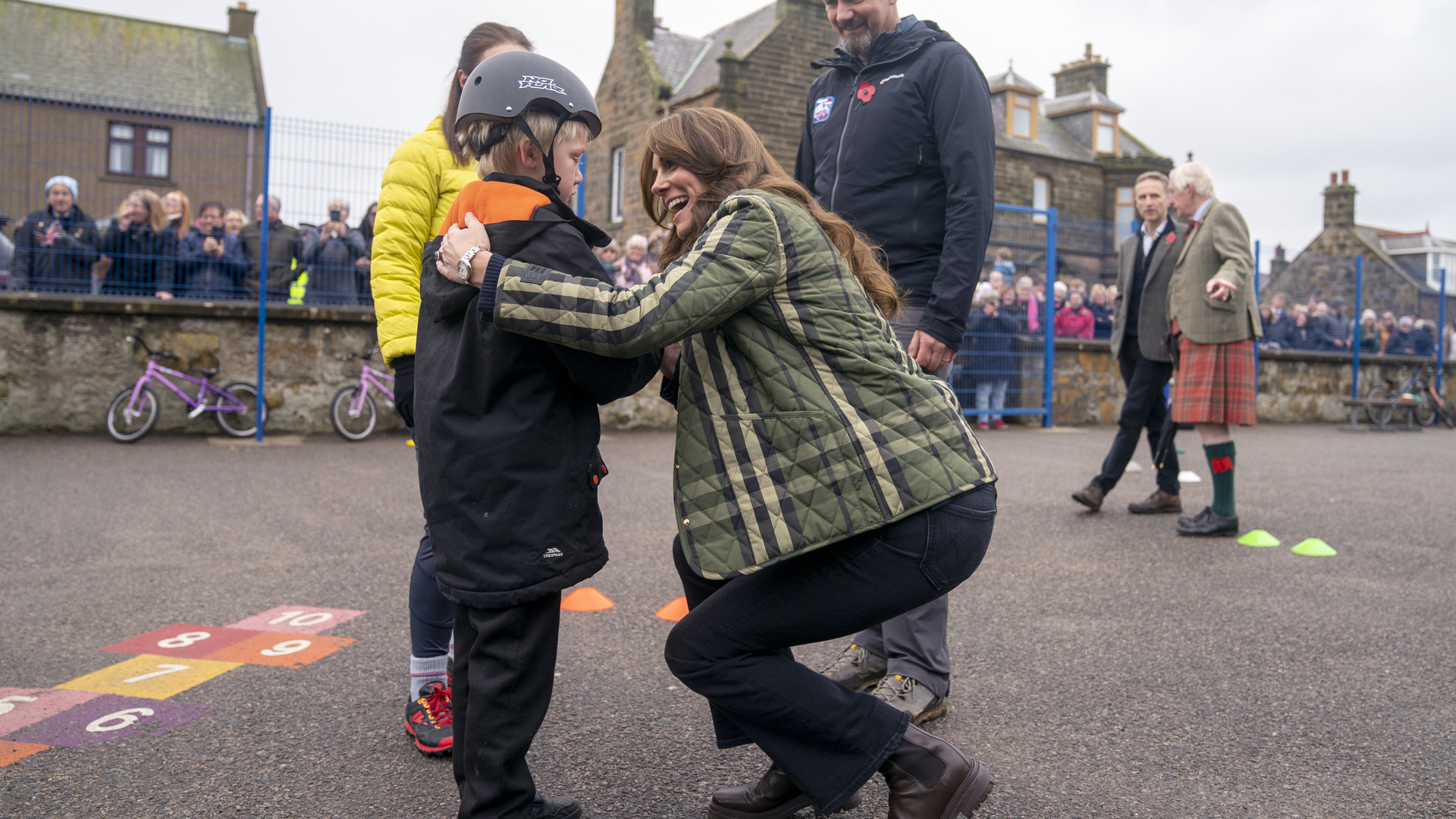 Kate Middleton surpreende ao socorrer criança que se acidentou durante visita real