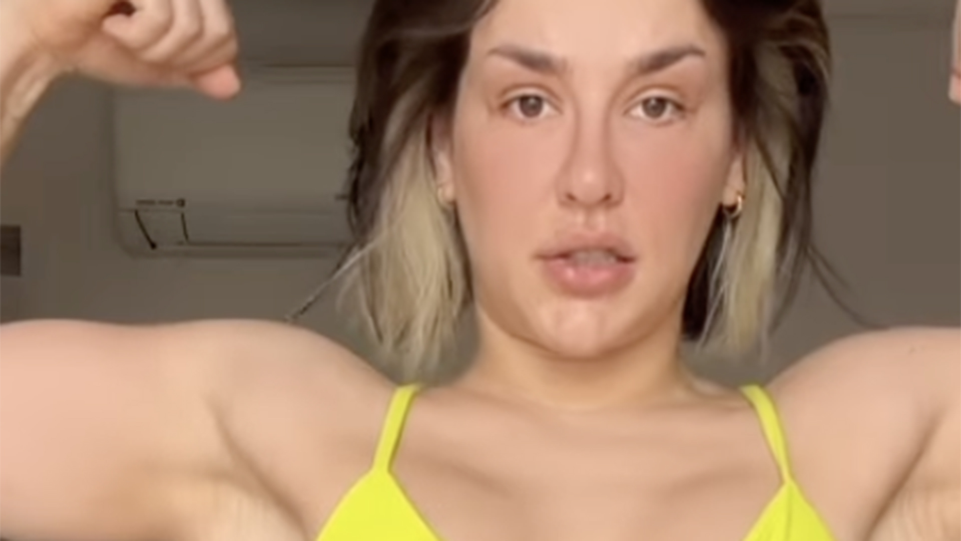 Kéfera Buchmann exibe seu corpo musculoso na web