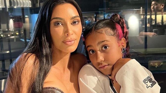 Kim Kardashian revela que North West tem próprio negócio e como tirar vantagem dos amigos da socialite