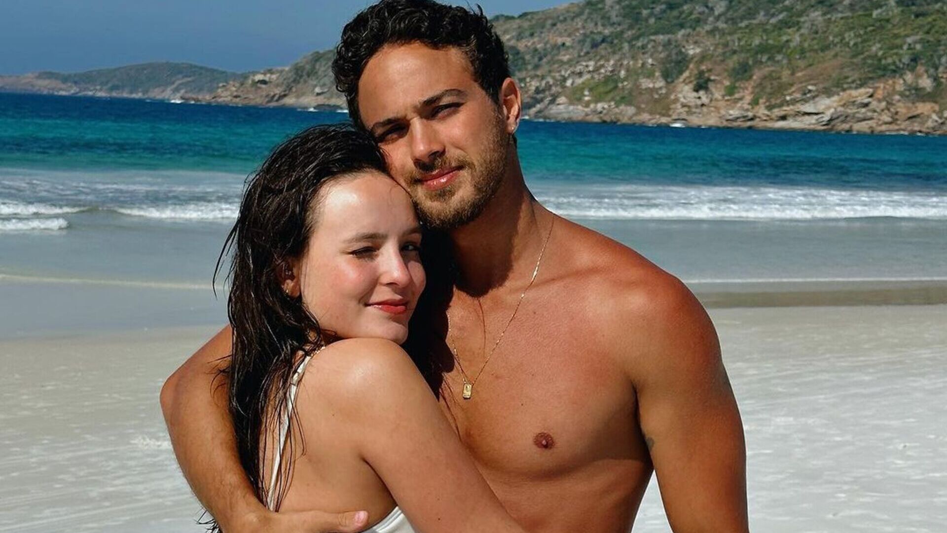 Com o namorado, Larissa Manoela esbanja beleza na praia: ‘Lindos’