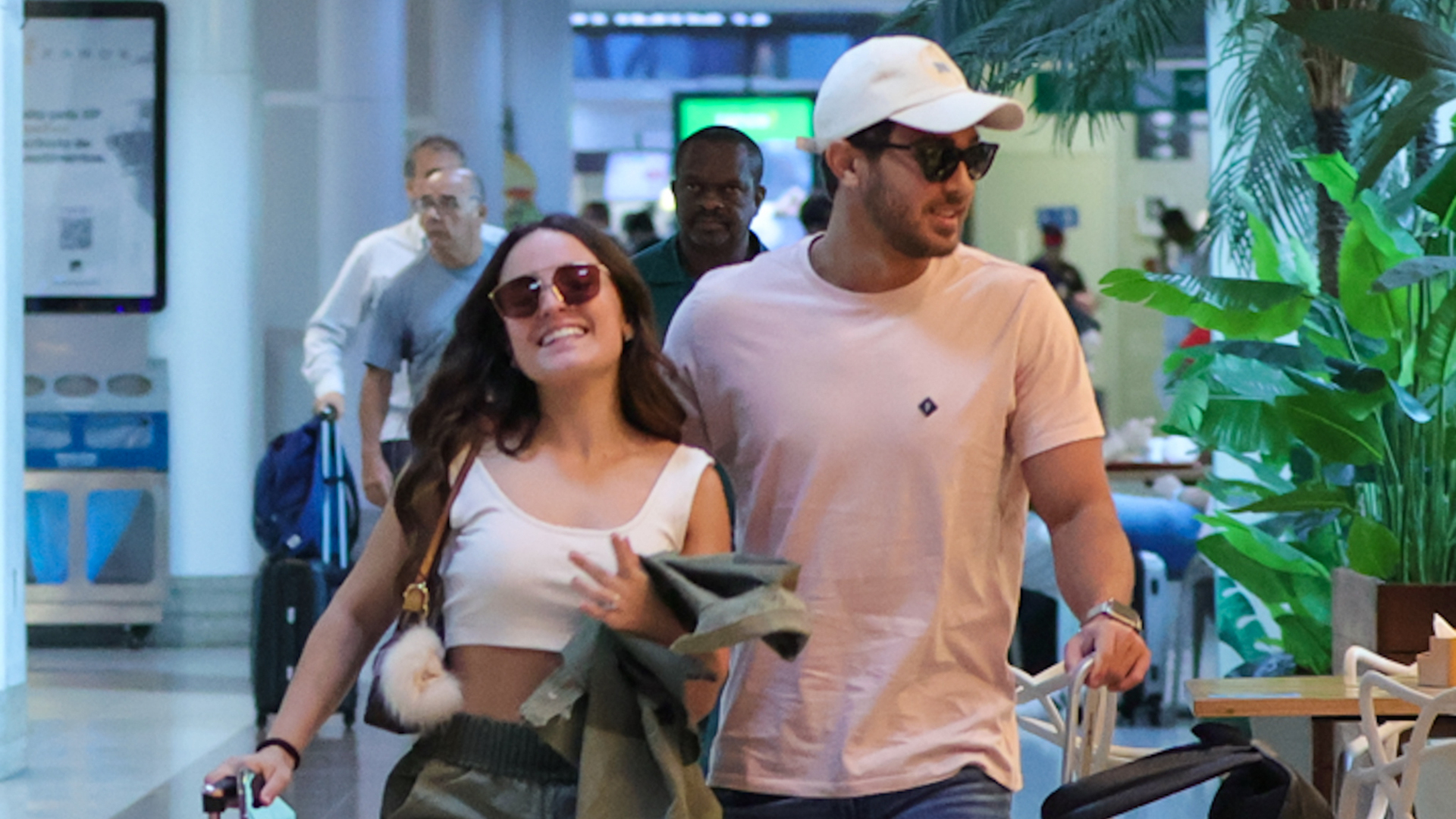 Larissa Manoela e André Luiz Frambach esbanjam simpatia em aeroporto