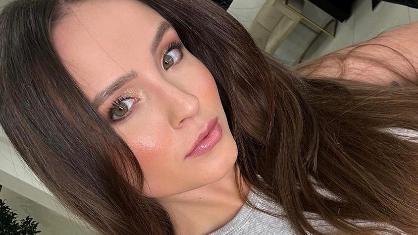 Larissa Manoela explica sumiço das redes sociais e posa para selfie em elevador