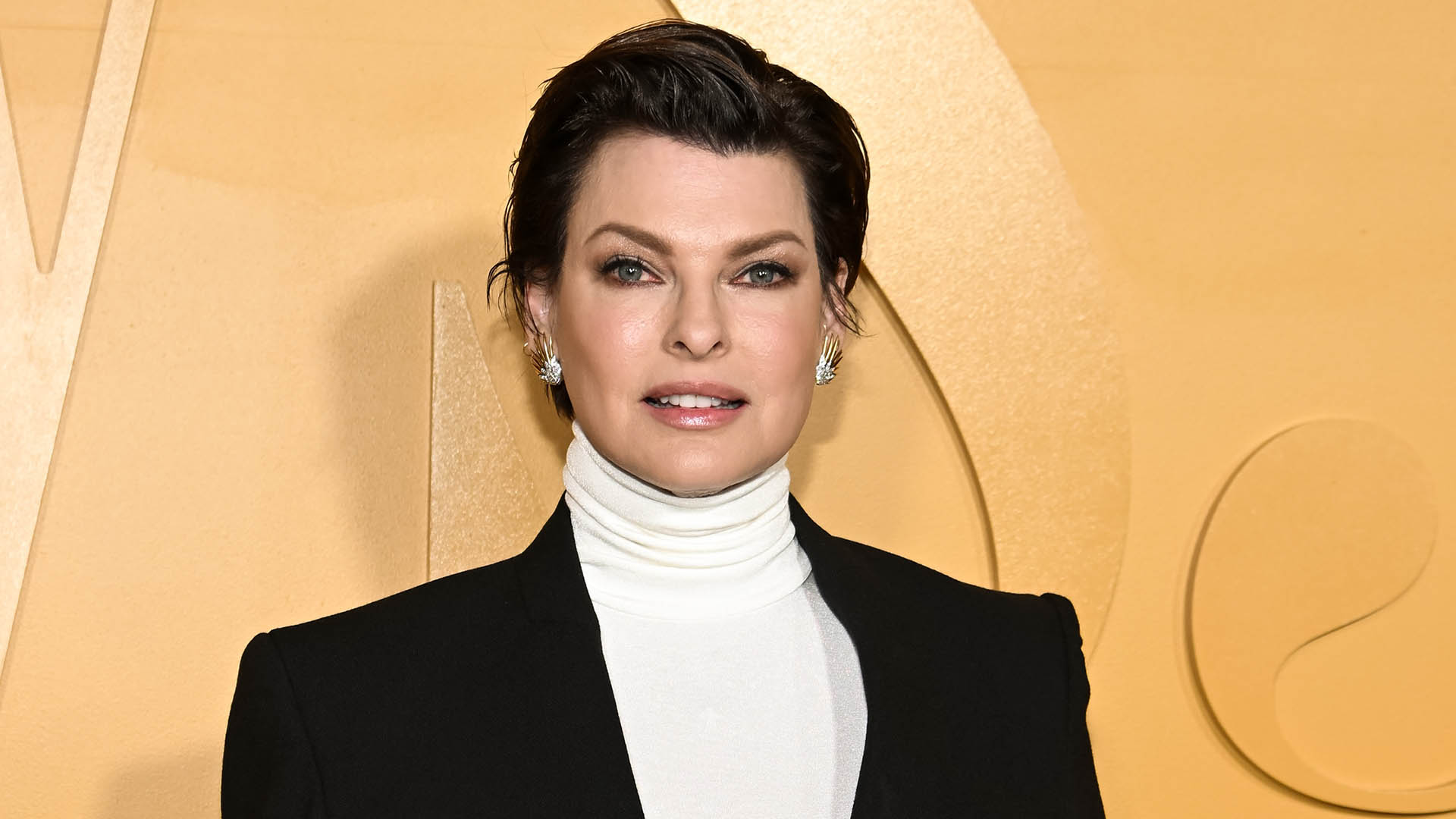 Linda Evangelista choca com motivo para não namorar: ‘Alguém respirando’