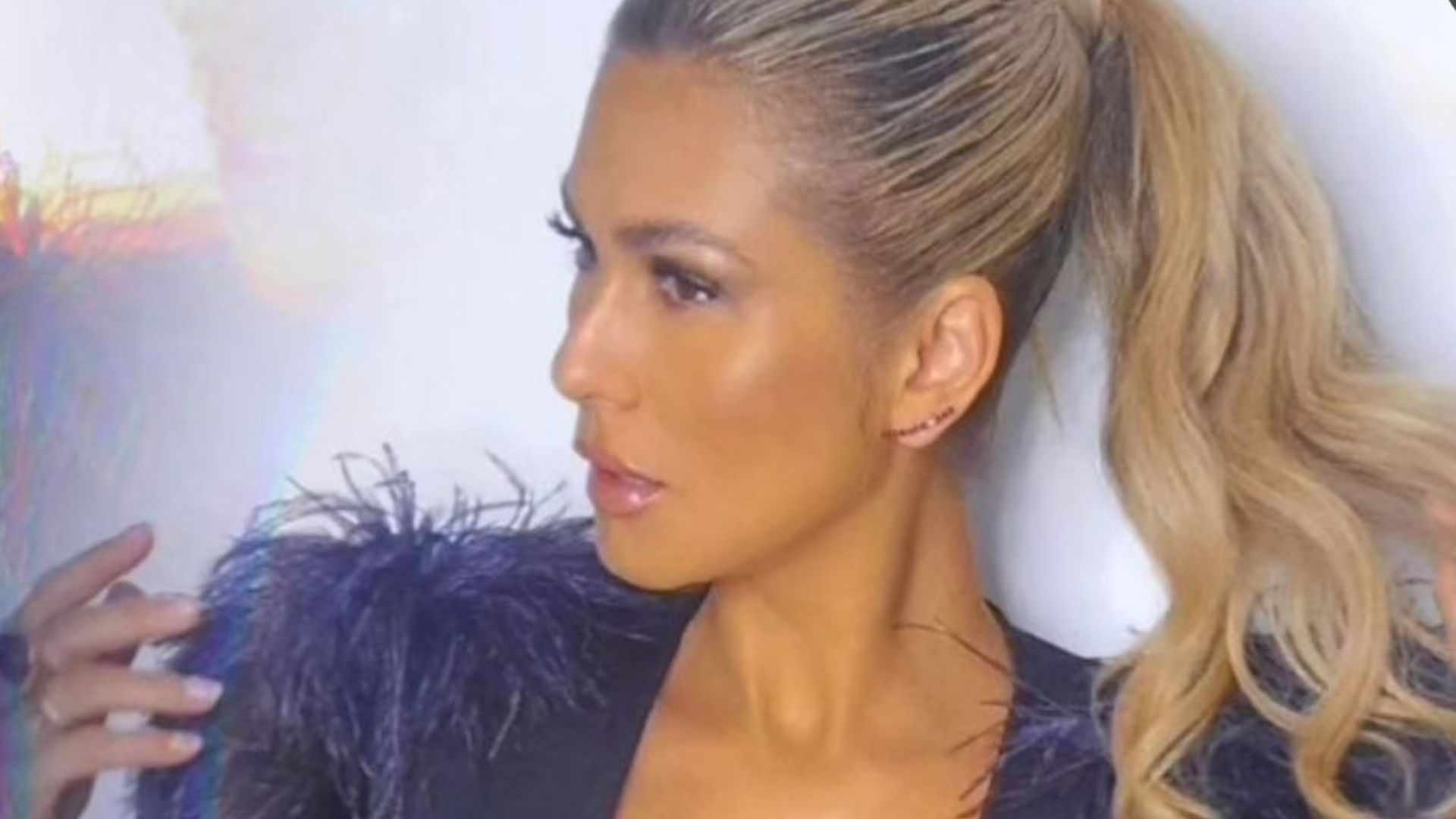 Lívia Andrade impressiona com look com decote no umbigo: ‘Que isso?’
