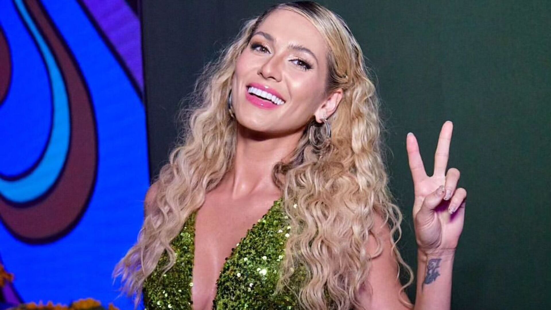Lívia Andrade surpreende com look para o aniversário de Angélica