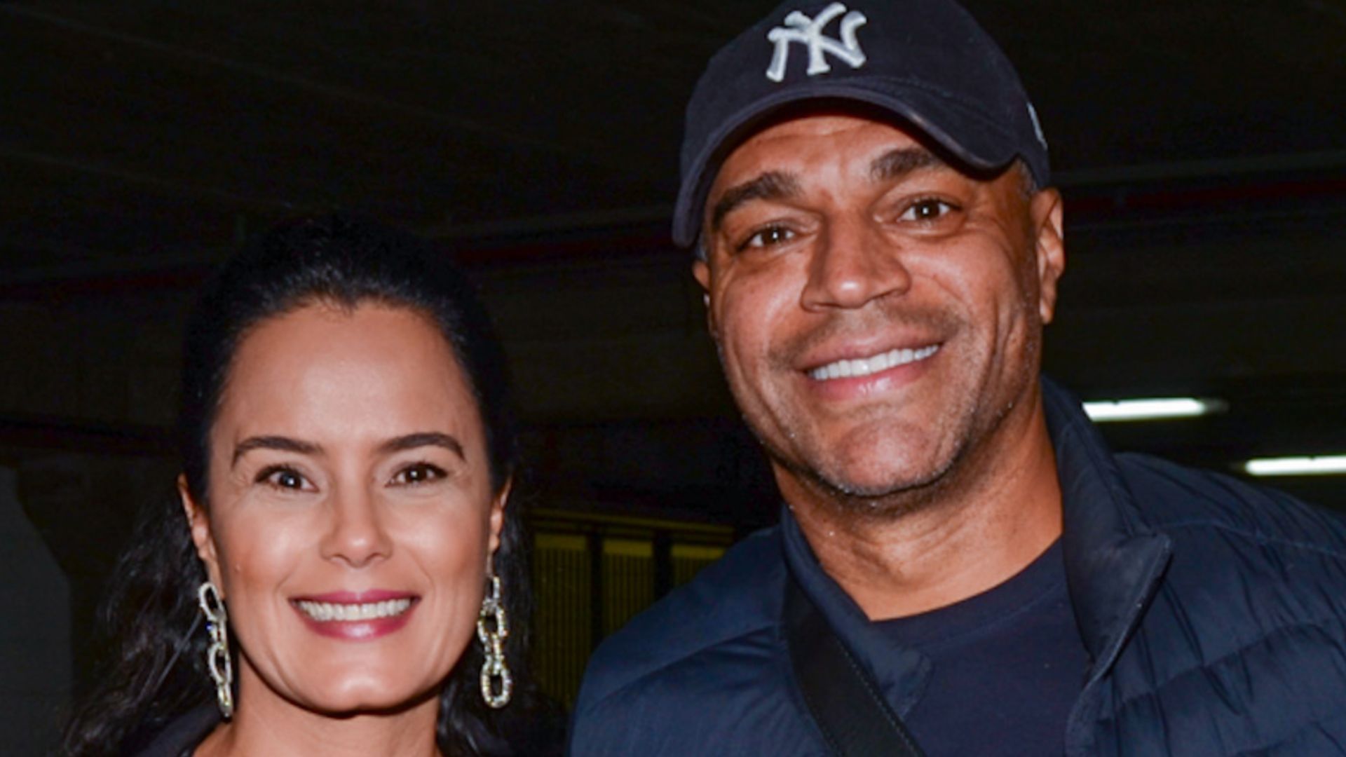 Com roupa íntima à mostra, Luciele di Camargo curte noitada com Denílson