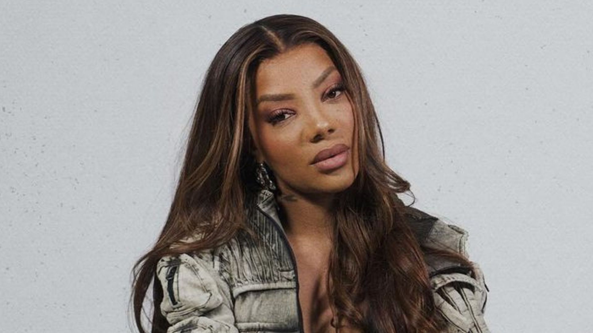 Após críticas, Ludmilla canta hino nacional novamente no Prêmio Multishow