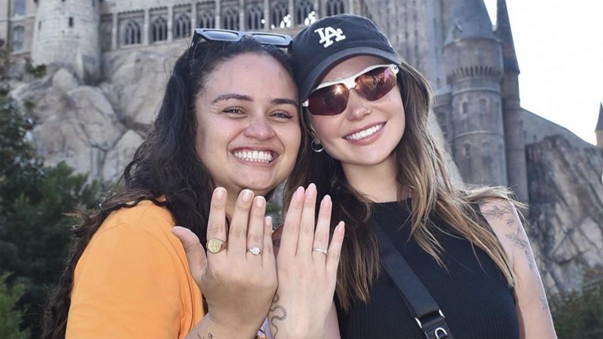 Ex-BBB Marcela Mc Gowan pede Luiza em casamento em parque de diversões