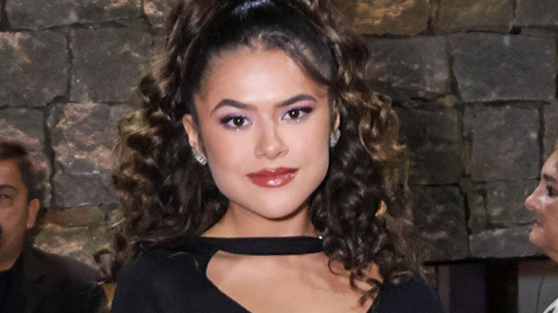Maisa deixa barriga de fora em vestido com recortes. Saiba o preço do look