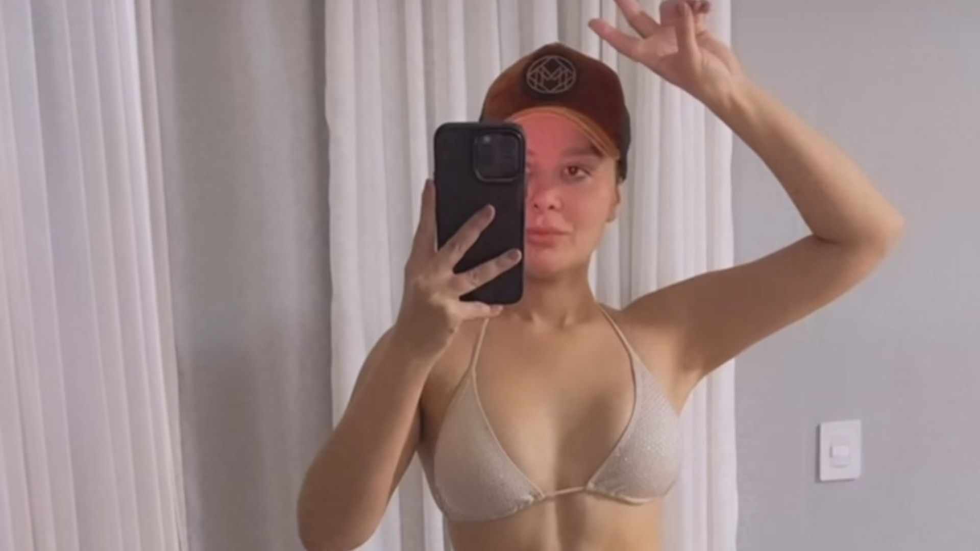 De roupa de banho, Maraisa revela corpaço em foto no espelho