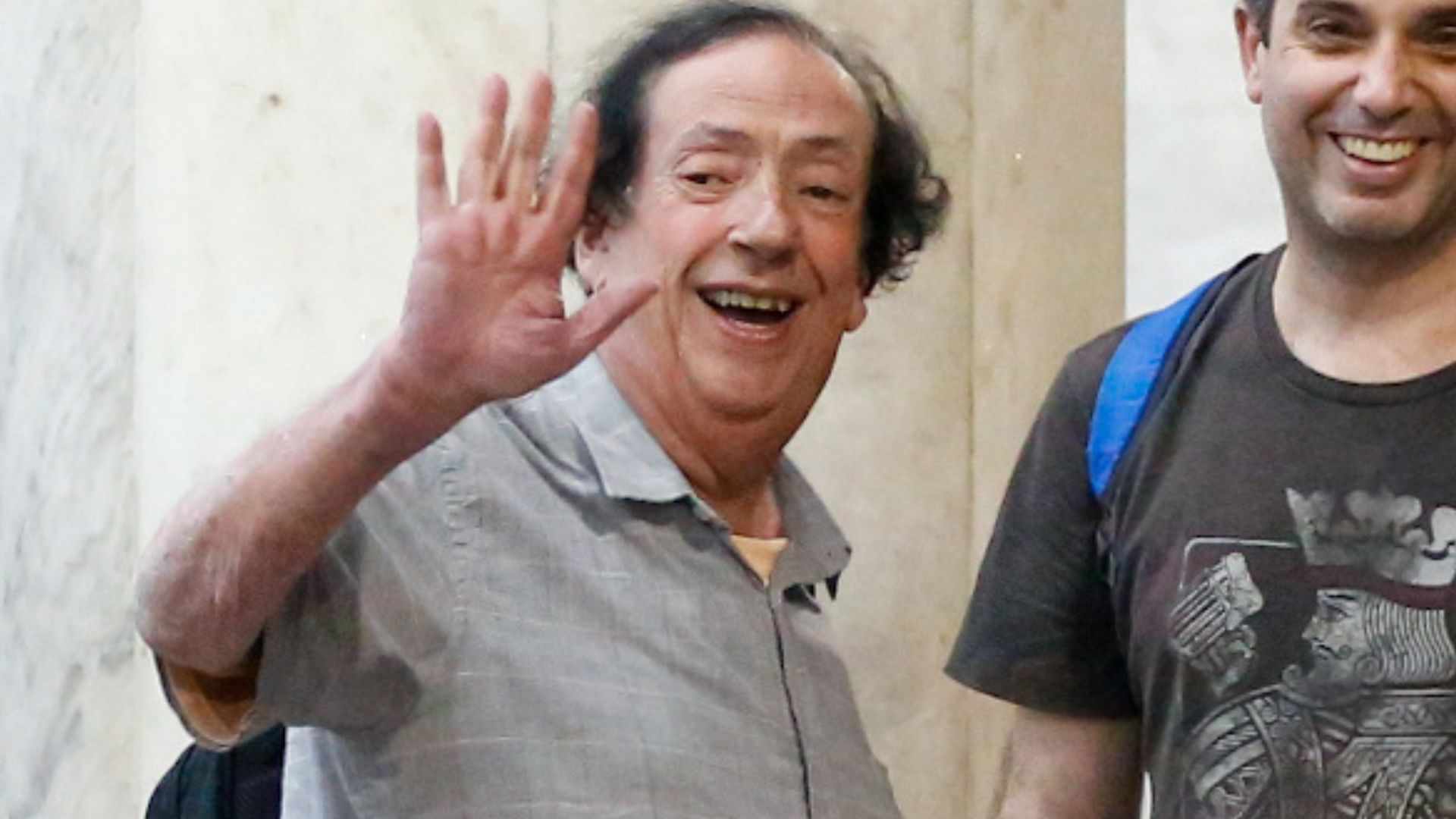 Marcos Oliveira, o Beiçola, é visto acompanhado em aeroporto