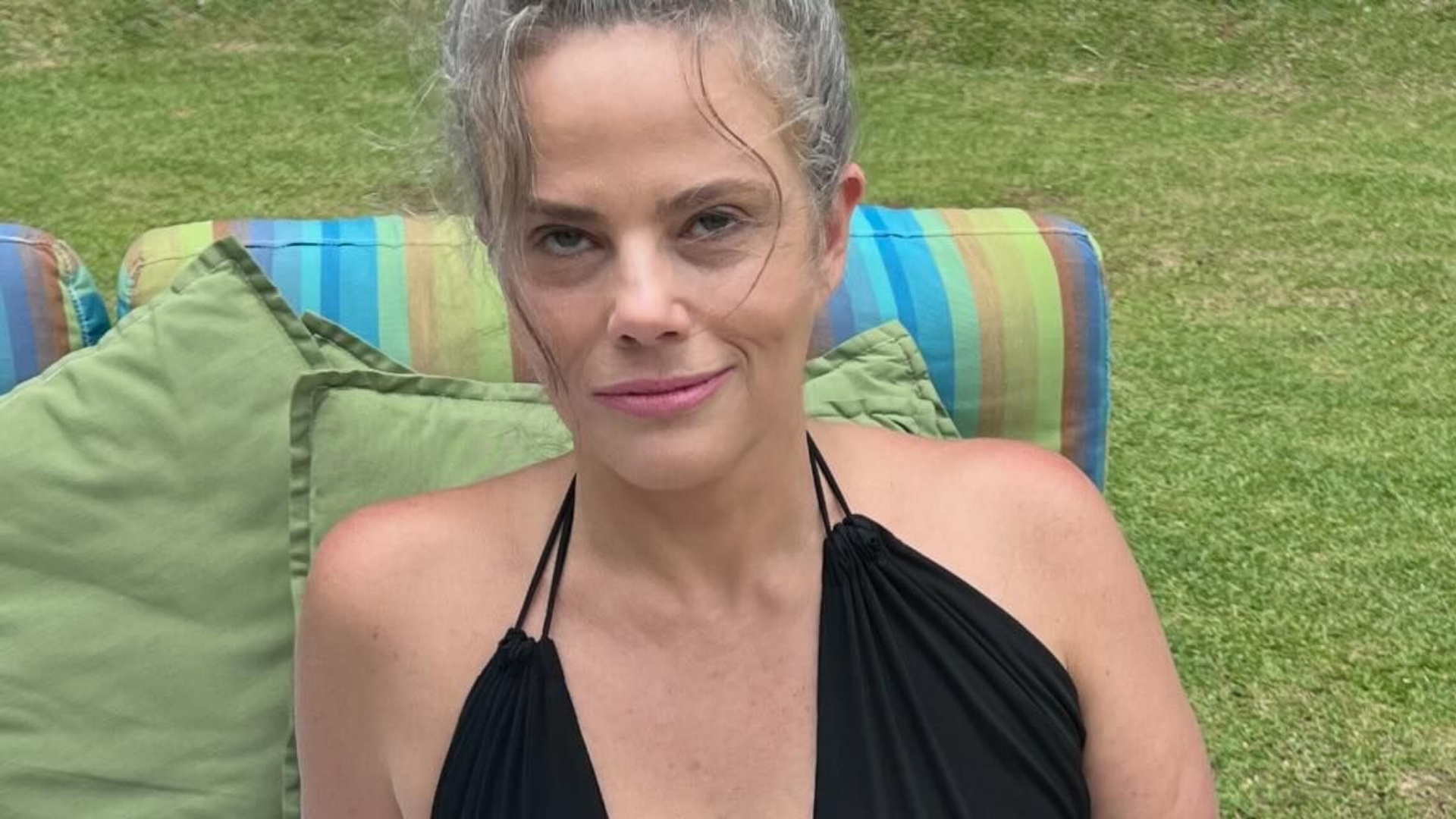 Maria Cândida chama atenção ao apostar em look com decote generoso
