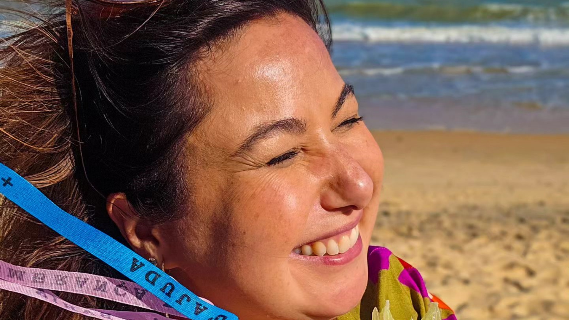 Mariana Xavier esbanja beleza ao curtir o dia na praia