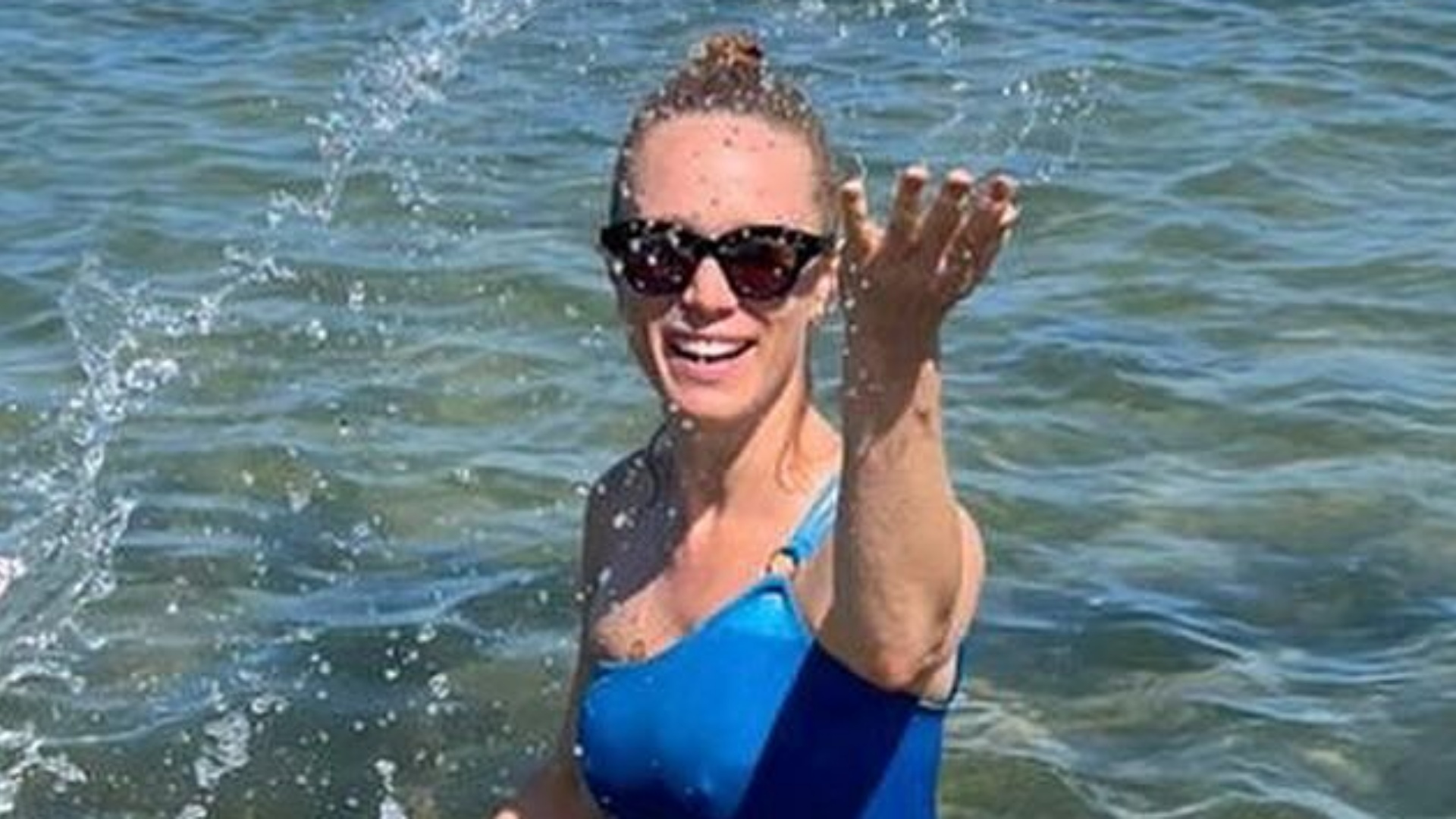 Mariana Ximenes ostenta corpaço em cliques na praia: “Linda demais”