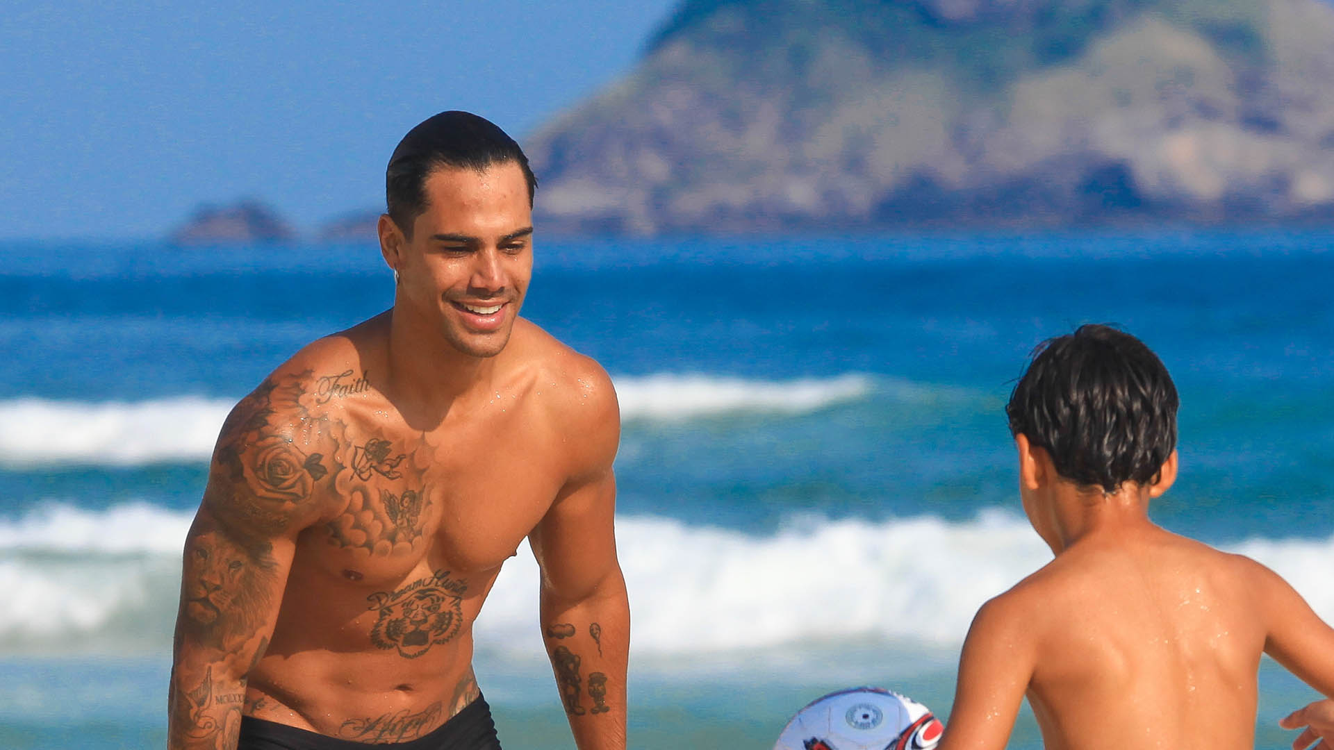 Micael Borges faz rara aparição com o filho em dia na praia