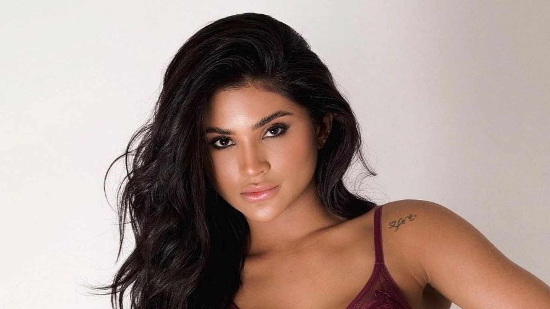 Mileide Mihaile escandaliza ao surgir de lingerie: ‘Deusa’