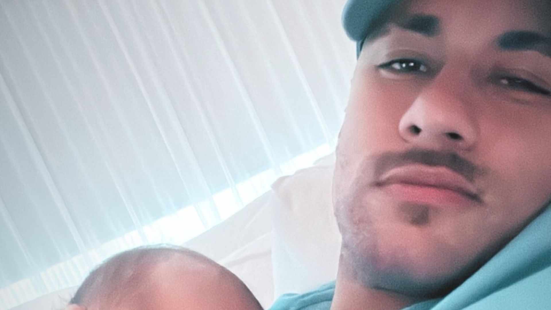 Filha de Neymar Jr. exibe bochechas fofas durante soneca