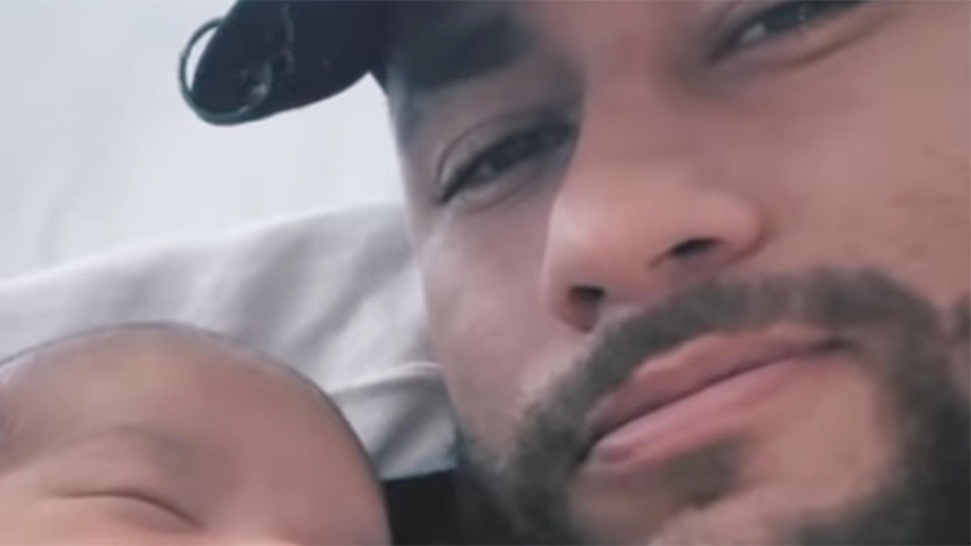 Neymar Jr surge agarradinho com Mavie enquanto se recupera de cirurgia