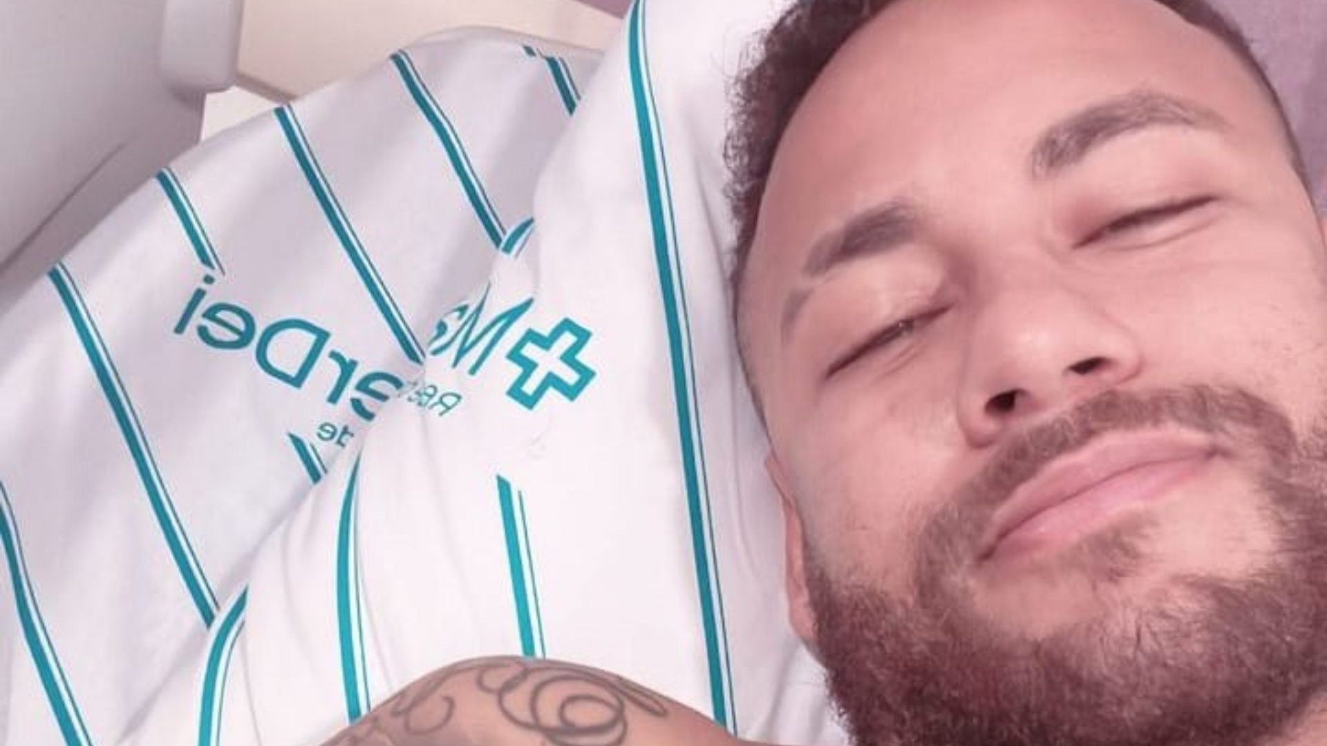 Neymar tranquiliza os fãs após passar por cirurgia: “Agora é foco na recuperação”