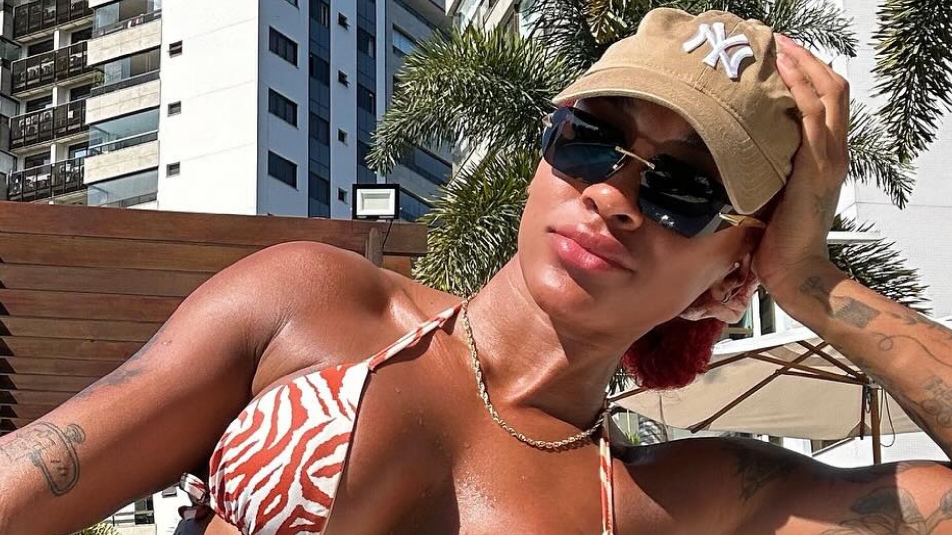Patrícia Ramos ostenta corpão ao renovar o bronzeado à beira da piscina: “Perfeita”