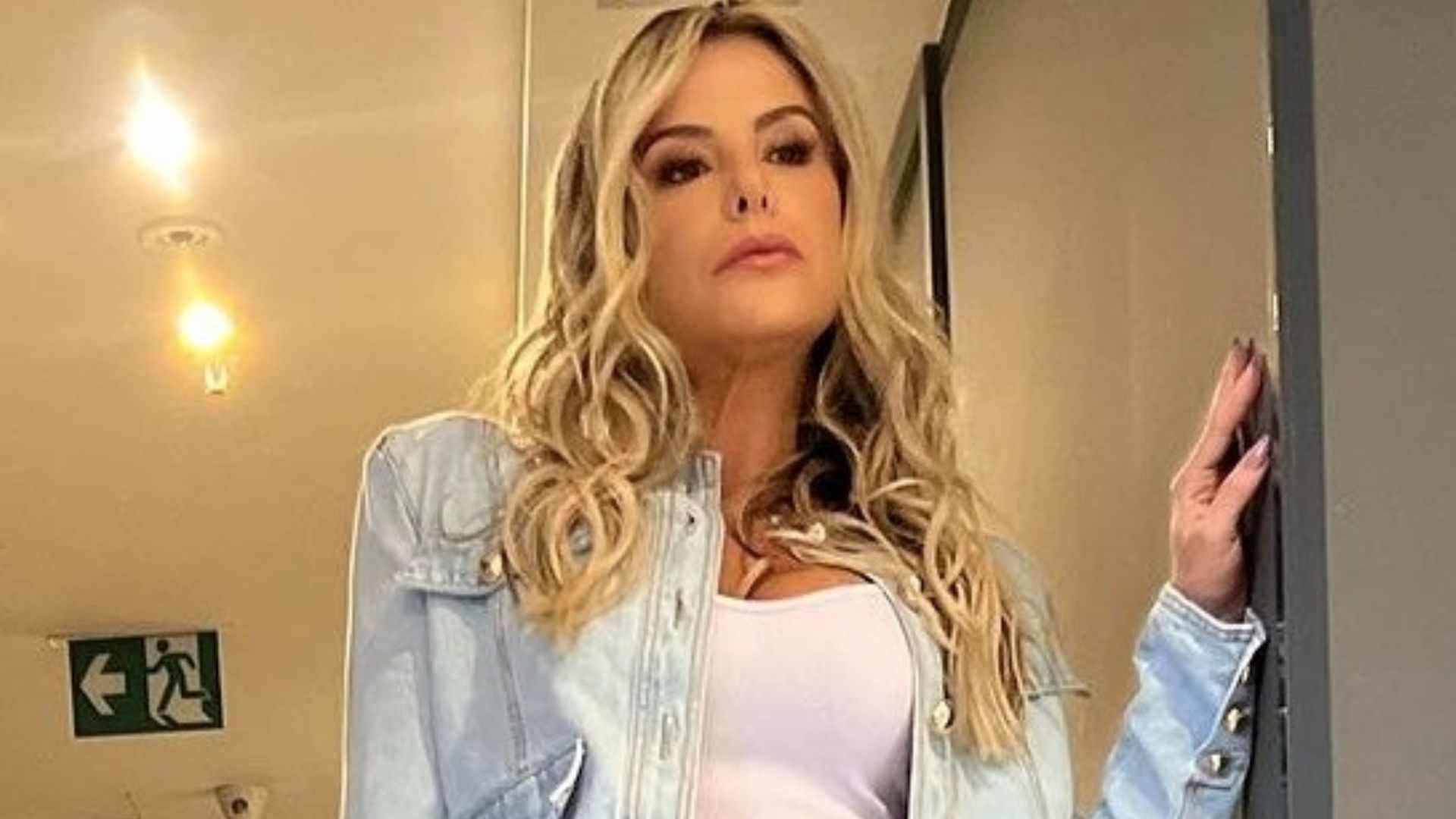Poliana Rocha exibe cinturinha em look estiloso e causa: ‘Uma Barbie’